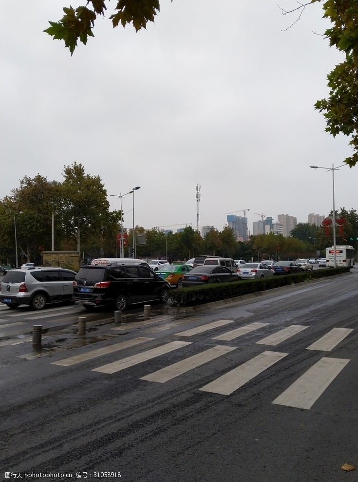 关键词:城市街道风景 街道 道路 汽车 树木 天空 美景 建筑景观 摄影