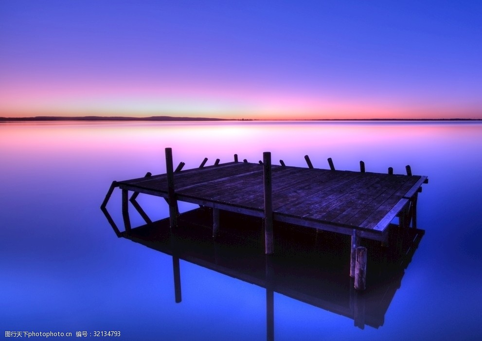 蓝色湖面意境栈桥水面风景壁纸