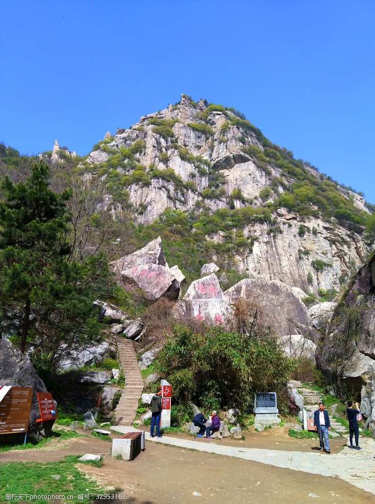 蓝天下的大山风景