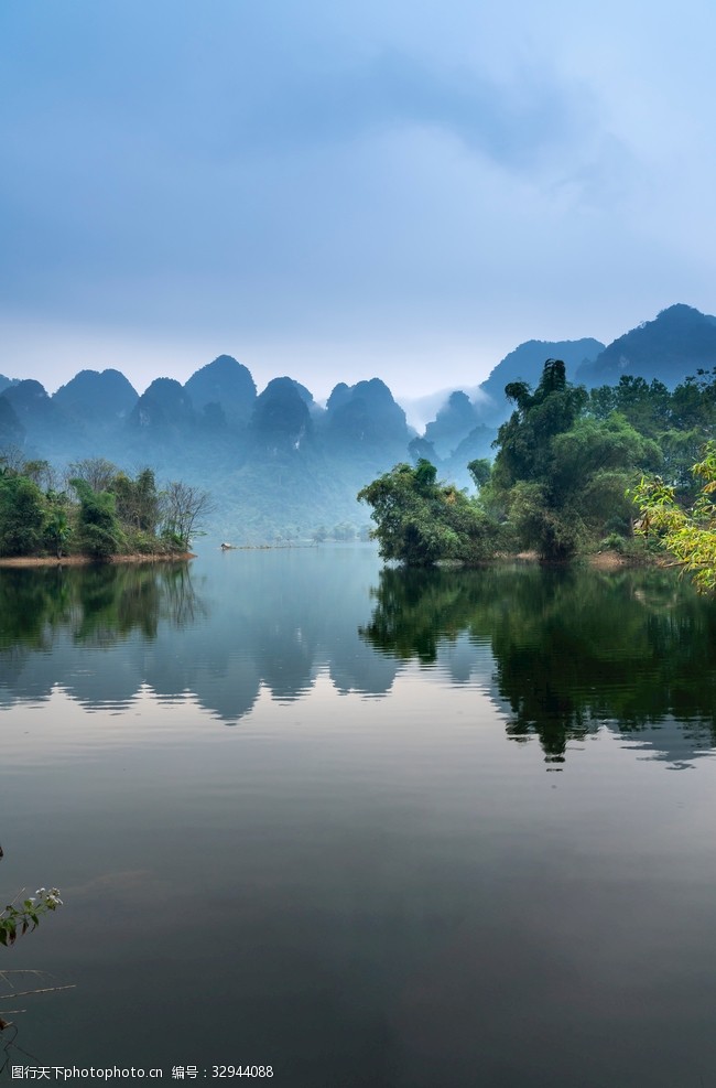 山植物水倒影蓝天风景图