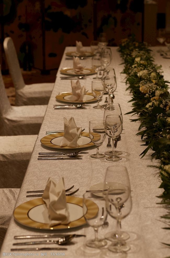 关键词:桌子上精致的餐具 餐具 精致 花束 酒杯 酒店 建筑景观 摄影
