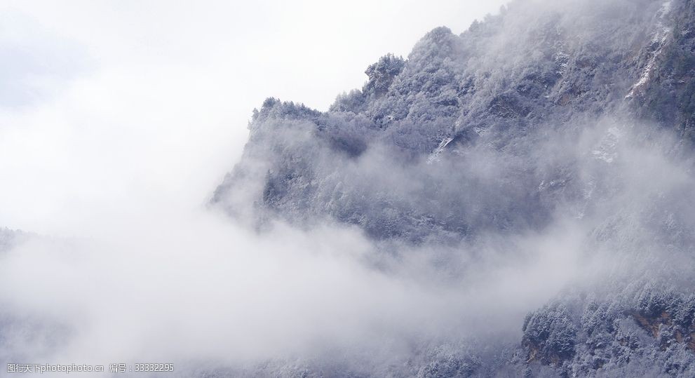关键词:迷雾朦胧的山峰 唯美 高清 自然风光 山川 朦胧 山峰 风景