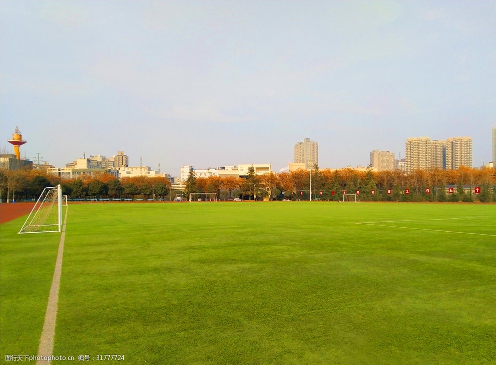 关键词:美丽的校园操场 校园 操场 草地 美景 天空 夕阳 建筑景观