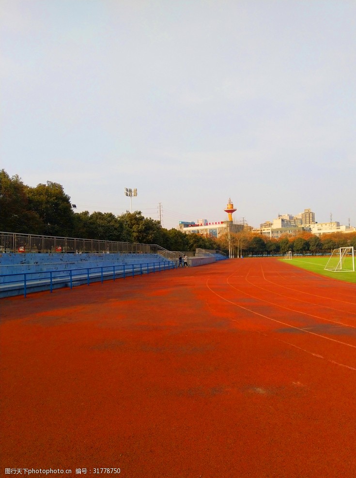 關鍵詞:美麗的校園風景 校園 操場 草地 美景 天空 夕陽 跑道 多嬌