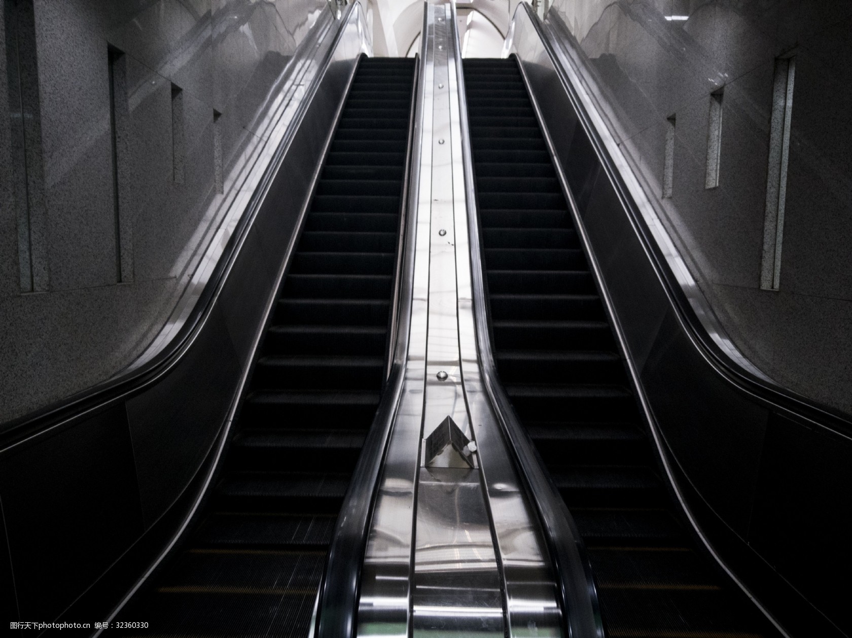 空旷地铁商场自动扶梯高清摄影图片