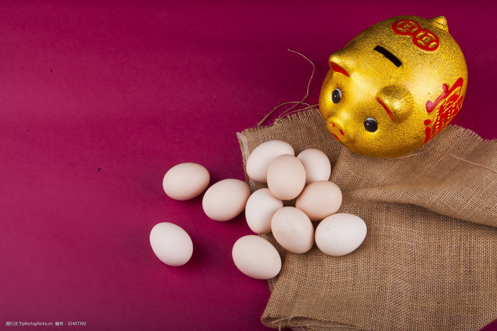 招财进宝金猪储钱罐实物图摄影图