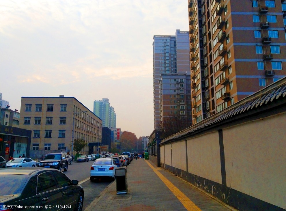 日暮下的城市街道