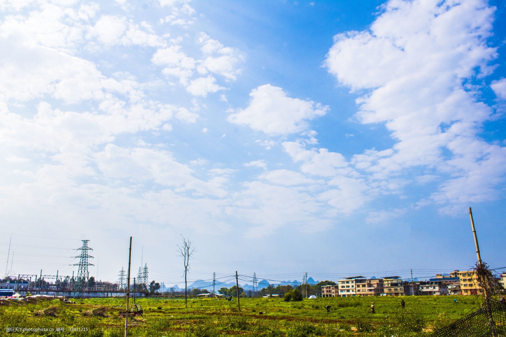 蓝天下的乡村风光