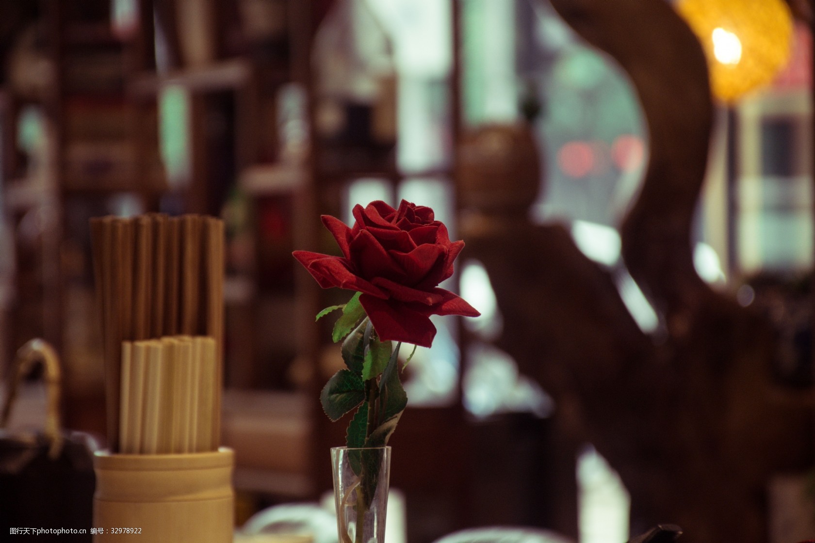 餐厅室内浪漫装修摆设玫瑰花