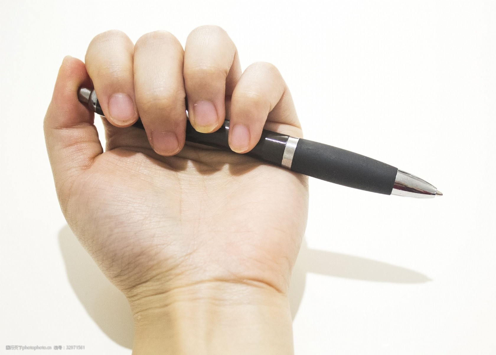 手拿圆珠笔准备打开的特写