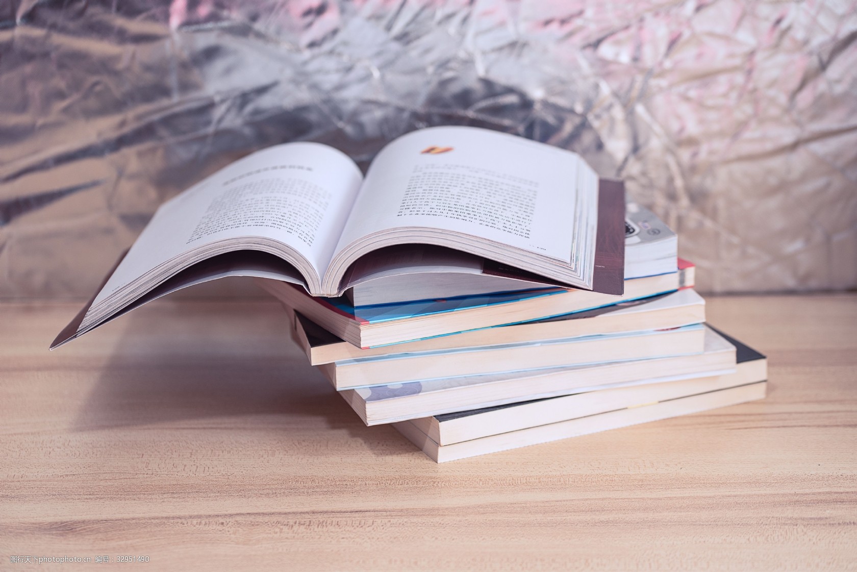 摞起来的书本书籍读书日