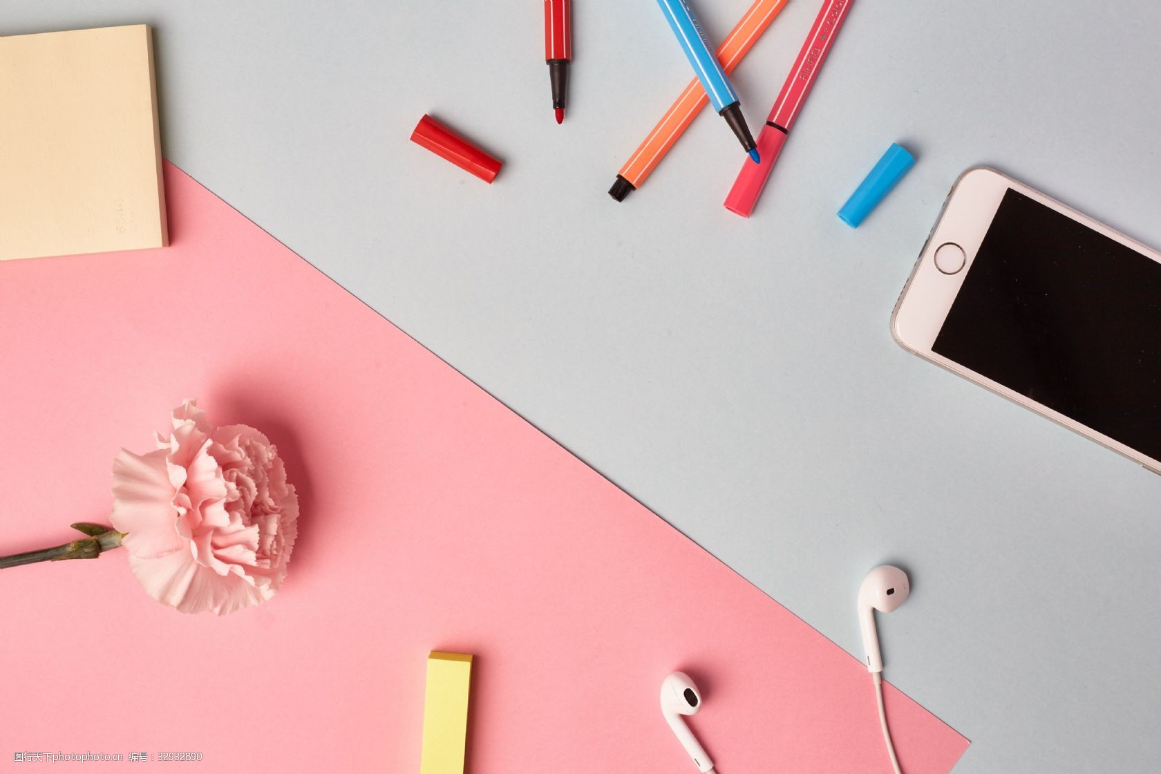 粉色花少女办公书桌文艺风 花 粉色 蓝色 办公 彩笔 绘画 文艺 ins