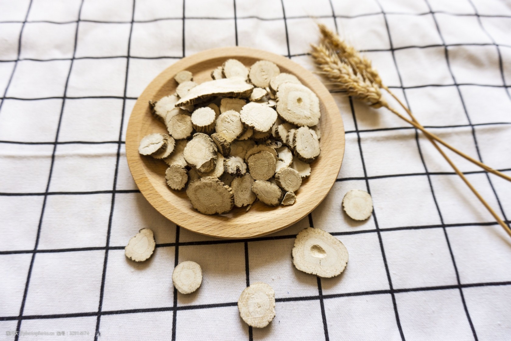 中草药之木盘里的白芷片摄影 中草药 白芷 磨粉 美白 养生 甘草 麦芽