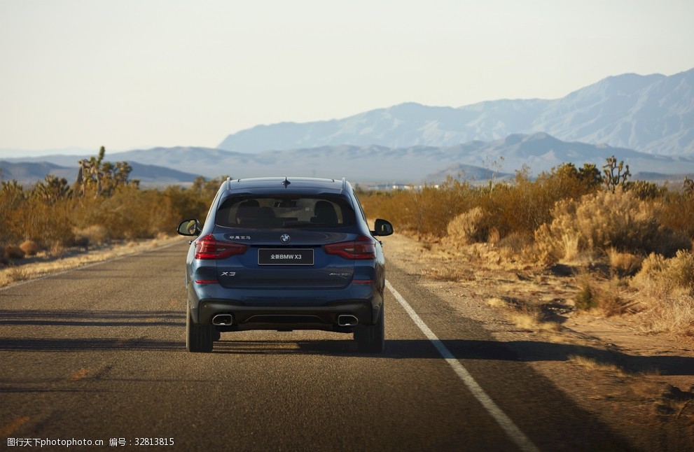 关键词:道路上行驶的汽车 汽车 bwm 宝马 街道 房屋 树木 交通工具