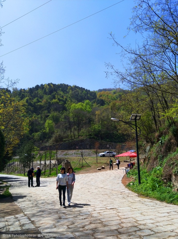 公园 大山 游人 道路 草地 树木 多娇江山 摄影 自然景观 自然风景 72